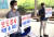 23일 오전 서울 여의도 KBS 사옥에서 KBS 노동조합 조합원들이 자사 보도가 오보로 드러나자 이에 대한 책임을 요구하는 피켓을 들고 있다. [사진 KBS 노동조합]