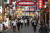 지난 5월 일본 도쿄도(東京都)의 대표적 유흥가인 가부키초(歌舞伎町)를 시민들이 지나고 있다. 최근 도쿄에서는 유흥가를 중심으로 신종 코로나바이러스 감염증(코로나19)이 다시 확산하고 있다. [연합뉴스]