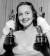 올리비아 드 하빌랜드가 1950년 3월 24일 아카데미 시상식에서 여우주연상을 수상하고 트로피와 함께 포즈를 취하고 있다. [AP=연합뉴스] 