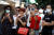 27일(현지시간) 중국인들이 중국 청두 주재 미국 영사관 앞에 모여 휴대전화와 카메라로 영사관 폐쇄 장면을 찍고 있다. [로이터=연합뉴스]