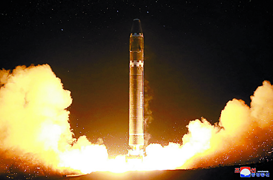 북한은 2017년 11월 29일 대륙간탄도미사일(ICBM)급 화성-15형 미사일을 시험 발사했다. [조선중앙통신]