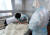 서울 강남구가 3월 관내 8개 요양원과 15개 데이케어센터 이용자를 상대로 신종 코로나바이러스 감염증(코로나19) 검체 검사를 진행하고 있는 모습. 연합뉴스 