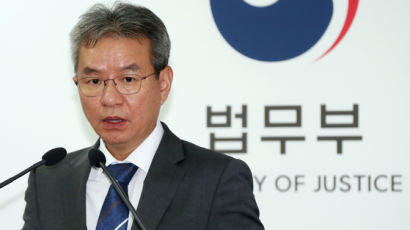 현직 검사 "검찰을 中공안 만드나"…총장 지휘권 박탈 논란