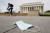 미국 워싱턴 링컨 기념관 앞에 버려진 마스크. [로이터=연합뉴스]