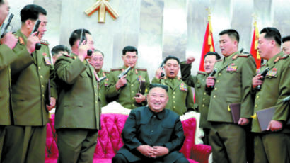 [사진] 김정은, 정전협정 67주년 기념 권총 선물