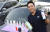 이대건(조나단 리) 인스타워시 대표가 21일 서울 효령로 자신의 회사 세차장에서 인스타워시의 세차방법을 설명하고 있다. 최정동 기자