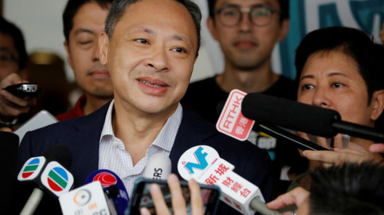 '우산 혁명' 주도 홍콩대 교수 해임…中은 "정의 실현했다"