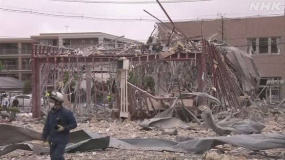 [서소문사진관]'형체 사라진 건물', 日 후쿠시마 가스폭발로 18명 사상