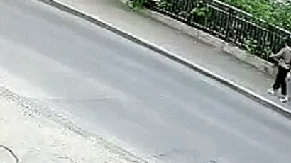 멀쩡한 도로가 푹 꺼졌다···두 여성 삼킨 中싱크홀, CCTV 포착 