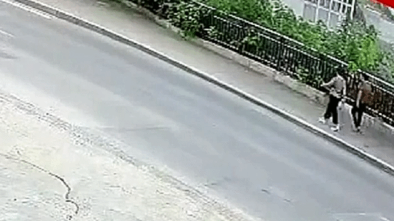 멀쩡한 도로가 푹 꺼졌다···두 여성 삼킨 中싱크홀, CCTV 포착 