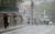 장맛비가 쏟아진 29일 오전 서울 중구 숭례문 인근에서 우산을 쓴 시민들이 발걸음을 재촉하고 있다. 연합뉴스