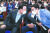 통합당 주호영 원내대표(왼쪽)와 김성원 의원이 29일 의원총회에서 대화하고 있다. 오종택 기자