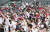 28일 부산 사직구장에서 열린 프로야구 NC 다이노스- 롯데 자이언츠 경기에서 관중들이 응원하고 있다. 연합뉴스