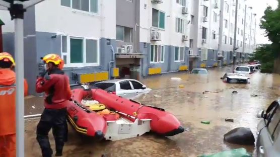 [영상]10분만에 물에 잠긴 대전 아파트…고무보트 타고 탈출