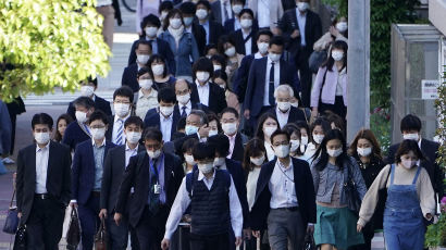 하루에 코로나 1300명 쏟아졌다…역대 최고치 갈아치운 일본