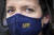 네덜란드 암스테르담의 한 관광객이 마스크를 착용하고 있다. EPA=연합뉴스