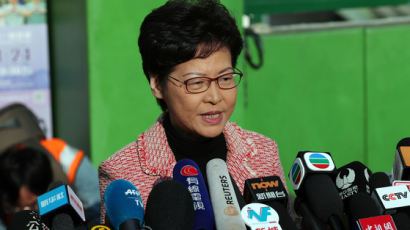 홍콩, 코로나 이유로 의원 선거 1년 연기 … 야당 반발 