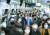 대중교통 이용시 생활 속 거리두기 방안이 실시된 지난 5월 13일 오전 서울 광화문역에서 시민들이 마스크를 착용한 채 역을 나서고 있다. 연합뉴스