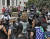 7월 18일 미국 오하이오주 컬럼럼버스에서 공종장소 마스크 착용 의무화에 항의하는 우파 시위대가 '흑인 생명도 소중하다'고 외치는 인종차별 반대 시위대 앞에서 맞불시위를 펼치고 있다 AP=연합뉴스 