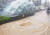 서울 전역에 호우 특보가 내려진 1일 서울 강남역 인근 맨홀 뚜껑에서 하수가 역류해 인근 인도가 흙탕물로 뒤덮여 있다. 연합뉴스