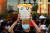 지난달 26일(현지시간) 태국 방콕에서 한 집회 참가자가 '햄토리' 인형을 들고 있다. 로이터통신=연합뉴스