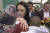 아던 총리가 히잡을 쓴채 지난해 3월 이슬람 사원에서 발생한 테러에 희생당한 피해자의 유가족을 끌어 안고 있다. [AP=연합뉴스]