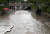 1일 정오경 서울 시내에 강한 빗줄기가 쏟아지자 시민들의 출입이 통제된 청계천에 물이 산책로 턱밑까지 차올라 있다. 연합뉴스