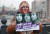  모스크바에 한 여성이 학대하는 아버지를 살해한 혐의로 기소된 세 자매들을 지지하기 위한 1인 시위를 하고 있다. TASS=연합뉴스