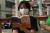 지난달 26일 서울 동대문구 외대앞역 광장에서 '김지은입니다' 독서회 참가자가 책을 읽고 있다. 백경민 인턴