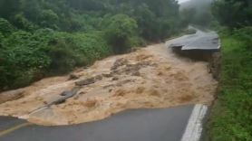 폭우에 끊어진 도로, 현장 가던 충주 소방대원 급류 휩쓸렸다