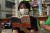 지난달 26일 서울 동대문구 외대앞역 광장에서 『김지은입니다』 독서회 참가자들이 책을 읽고 있다. 백경민 인턴기자