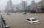 호우특보가 발령된 4일 오전 충남 천안 지역에 기습적인 폭우가 내리면서 도로와 차량 침수 피해가 잇따르고 있다. 사진은 천안시 서북구 쌍용동 지역 모습. [사진 독자 제공]
