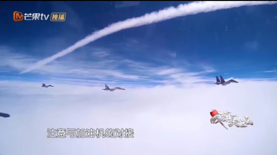 中공군 남중국해 10시간 비행…조종사, 자랑하듯 음료도 벌컥 