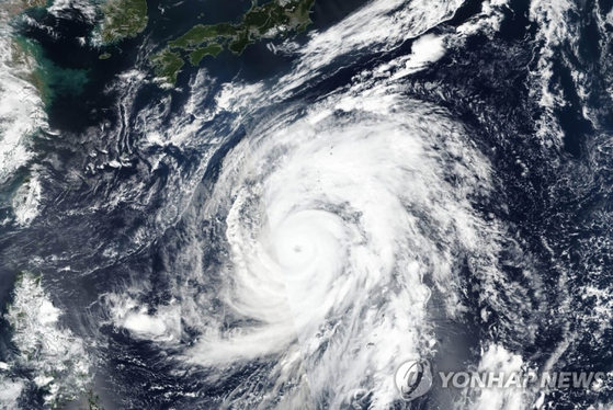 일본 열도에 접근하는 대형 태풍 '하기비스' 위성 사진. [AP=연합뉴스]