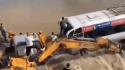 급류속 버스, 굴착기가 구했다…영화같은 구출에 중국이 환호[영상]