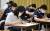 지난 6월, 전국연합학력평가(모의고사)가 실시된 대구 수성구 수성동 남산고등학교 3학년 학생들이 배부받은 답안지를 작성하고 있다. 뉴시스