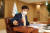 이주열 한국은행 총재가 7월16일 오전 서울 중구 한국은행에서 금융통화위원회(금통위) 본회의를 주재, 의사봉을 두드리고 있다.   이날 금통위는 현재 연 0.5%인 기준금리를 유지하기로 결정했다. 연합뉴스