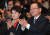 김부겸 전 민주당 의원(오른쪽)이 올 1월 오후 대구 수성구 범어동 그랜드호텔에서 열린 '정치야 일하자' 출판기념회에 참석해 축사에 박수로 답하고 있다. 왼쪽은 부인 이유미씨. [뉴스1]