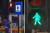 인도 뭄바이에 설치된 여성이 주인공인 보행 신호등과 교통 표지판. [트위터 캡처] 