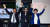 2016년 20대 총선에서 당선이 확정된 박주민 의원(가운데)이 부인 강영구 변호사(왼쪽)과 환호하고 있다. 왼쪽은 당시 단일화 상대였던 국민의당 김신호 후보. [뉴시스]
