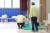 4일 오전 오세현 아산시장(왼쪽)이 하천 범람으로 이재민이 대피한 충남 아산시 신리초등학교 체육관을 방문, 주민을 위로하고 있다. [사진 아산시]