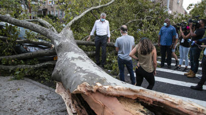 美 동부는 열대성 폭풍 '이사이아스' 덮쳤다, 최소 6명 사망