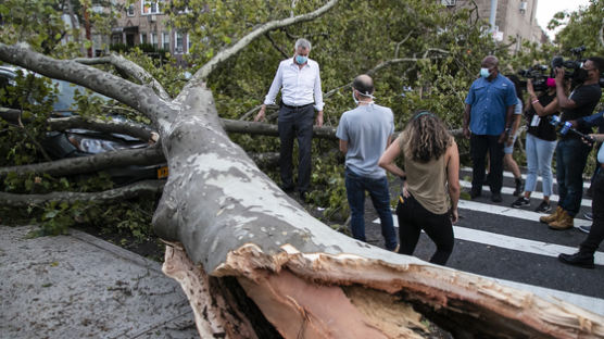 美 동부는 열대성 폭풍 '이사이아스' 덮쳤다, 최소 6명 사망