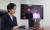  6월 10일 홍콩 민주화 시위 주역 조슈아 윙(TV 화면 왼쪽)과 화상 회담을 하는 모습. [연합뉴스] 