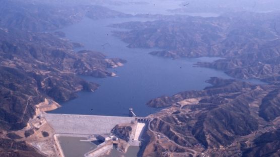 홍수 제한 수위 2.55m 남기고…안동댐 17년만에 수문 열었다