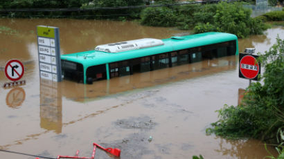 파주 시내버스, 갑자기 불어난 강물에 잠겨…버스기사 등 5명 구조