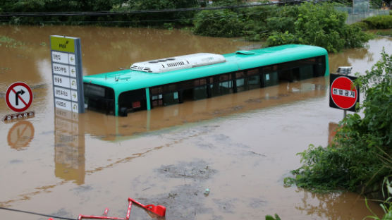 파주 시내버스, 갑자기 불어난 강물에 잠겨…버스기사 등 5명 구조