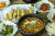 남대천 '강촌식당'에서 맛본 은어 튀김과 뚜거리탕. 백종현 기자
