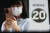 서울 광화문 KT스퀘어를 찾은 고객들이 삼성전자의 '갤럭시 노트20'을 살펴보고 있다. 뉴스1