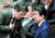 지난 2월 5일 일본 중의원 예산위원회에서 아베 신조 총리(오른쪽)와 모테기 도시미쓰 외상(왼쪽)이 대화를 나누고 있다. [사진=지지통신 제공]